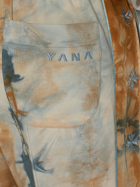 Голубой tie-dye костюм с укороченной толстовкой и вышивкой в виде васильков, 5 Голубой tie-dye костюм с укороченной толстовкой и вышивкой в виде васильков, 5