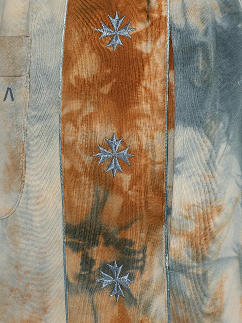 Голубой tie-dye костюм с укороченной толстовкой и вышивкой в виде васильков, 6 Голубой tie-dye костюм с укороченной толстовкой и вышивкой в виде васильков, 6