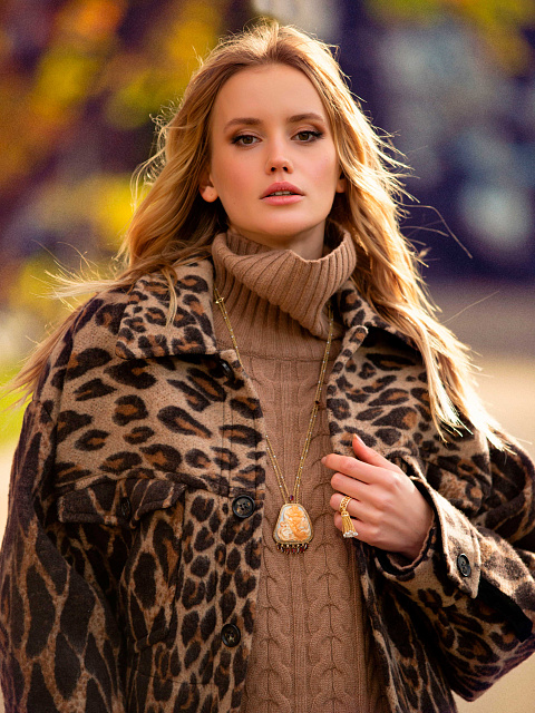 Колье из желтого золота с камеей на раковине, гранатами и бриллиантами, 3 Колье из желтого золота с камеей на раковине, гранатами и бриллиантами, 3