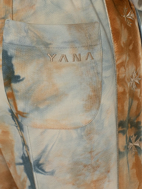 Голубой tie-dye костюм с укороченной толстовкой и бежевой вышивкой в виде васильков, 5 Голубой tie-dye костюм с укороченной толстовкой и бежевой вышивкой в виде васильков, 5