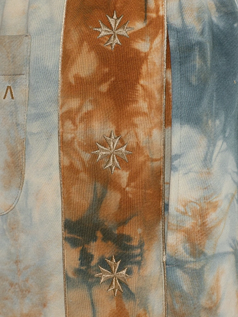 Голубой tie-dye костюм с укороченной толстовкой и бежевой вышивкой в виде васильков, 6 Голубой tie-dye костюм с укороченной толстовкой и бежевой вышивкой в виде васильков, 6
