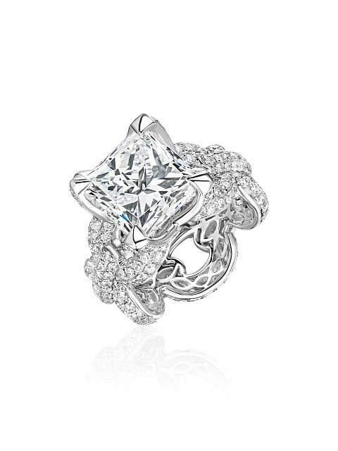 Кольцо из белого золота с бриллиантом в огранке «принцесса» и круглыми бриллиантами, 1 Кольцо из белого золота с бриллиантом в огранке «принцесса» и круглыми бриллиантами, 1